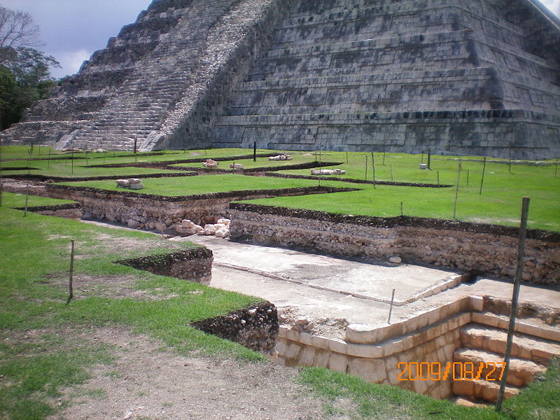 File:2009 excavation ChichenItza.JPG