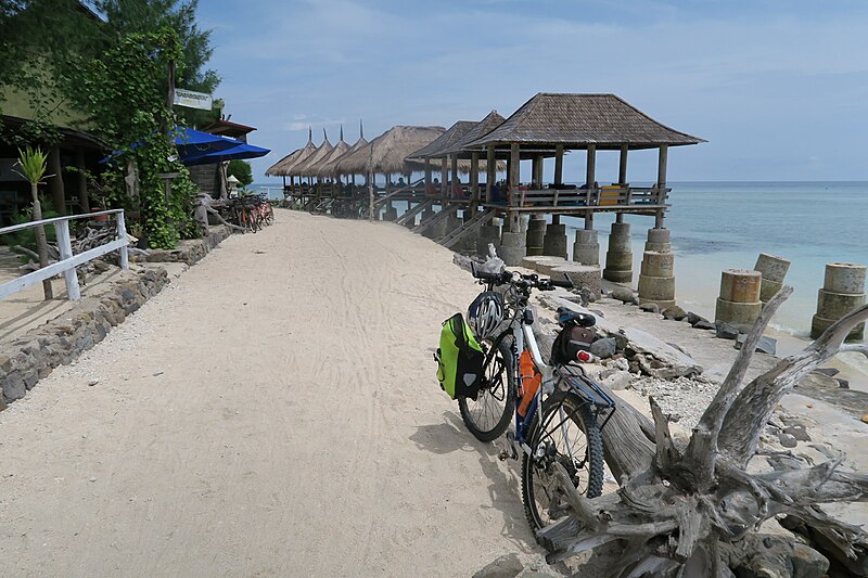 File:20160317112113 - A bar at Gili Trawangan (25851351835).jpg