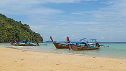 Łodzie długoogonowe na plaży Loh Moo Dee. Ko Phi Phi Don, Okręg Mueang Krabi, Prowincja Krabi, Tajlandia