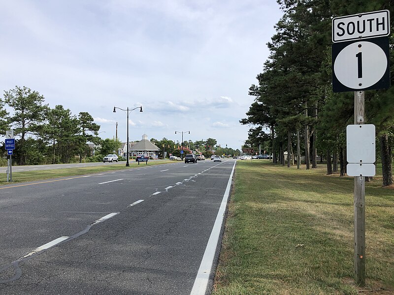 File:2022-07-14 16 58 44 View south along Delaware State Route 1 (Coastal Highway) just north of Delaware State Route 26 (Garfield Parkway) in Bethany Beach, Sussex County, Delaware.jpg