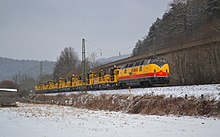 221 147 als D20 der Bentheimer Eisenbahn mit dem Güterzug DGS 95013 in Herborn auf der Dillstrecke (Februar 2013)