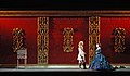 2019 年嘅《三劍俠》[歐 11]舞台劇版； 舞台上嘅演員著好嗮服裝，企喺佈景前面表達自己飾演嘅角色。