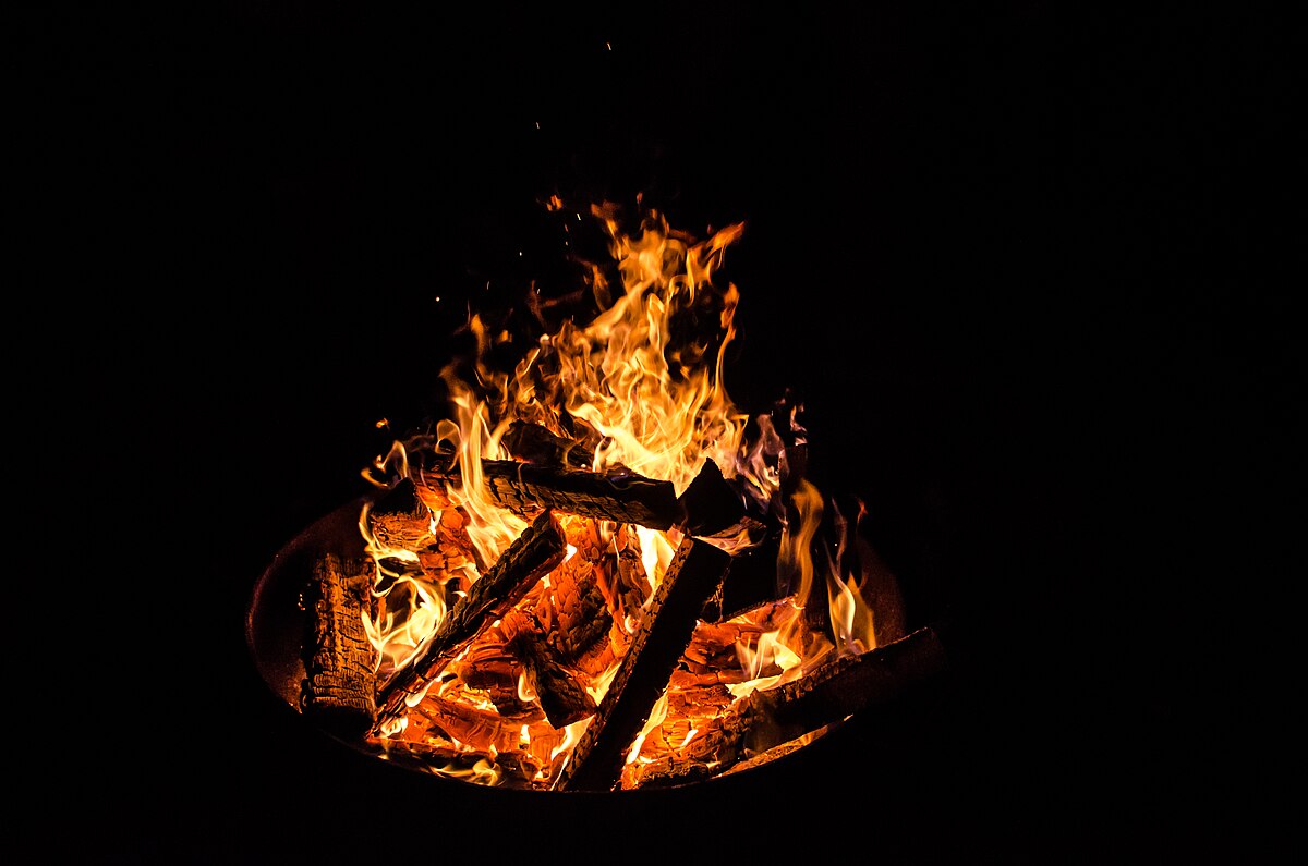 File:Campfires burning wood pits.jpg - Wikimedia Commons