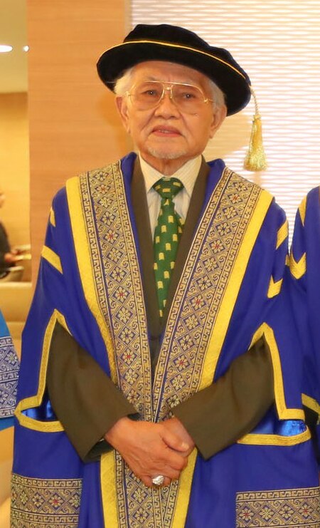 Fail:Abdul Taib Mahmud in university robe during the 20th UNIMAS Sarawak convocation ceremony.jpg