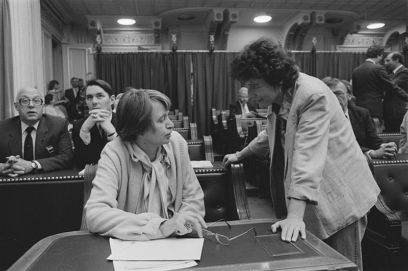 File:Afscheid vertrekkende Tweede Kamerleden in Den Haag Cathy Ubels (l) (EVP) en I, Bestanddeelnr 933-6733.jpg