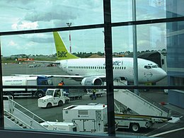 Біля телетрапа Boeing 737-500 авіакомпанії «AirBaltic»