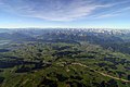 Etwa in Bildmitte die felsigen Gipfel der Tannheimer Berge mit dem markannten Aggenstein.