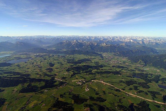 Allgäuer Alpen mit Aggenstein (Tannheimer Berge), Füssen und weiter rechts Pfronten