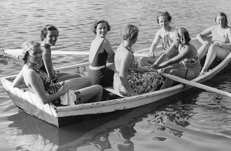 File:American-women-in-a-rowing-boat-in-Nynashamn-1937-391771947323.jpg