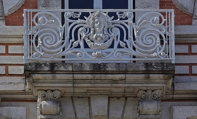 File:Angoulême Balcon Tête 2012b.jpg