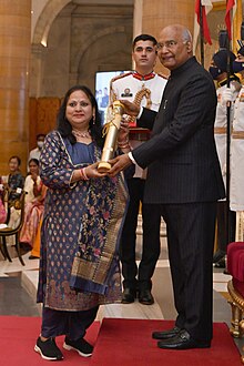 Anita Gupta receiving the Nari Shakti Puraskar.jpg