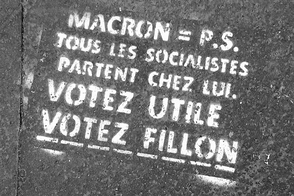 Stenciling on a Parisian sidewalk ahead of the first round of the 2017 French presidential election invoking "votez utile" (strategic voting) as a rea