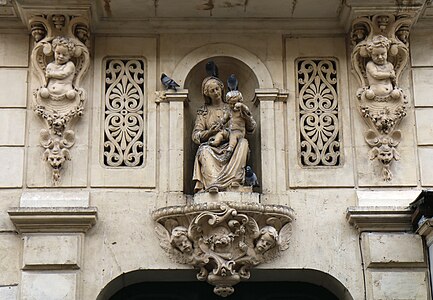 La Vierge aux fleurs, rus des Capucins, Marseille.