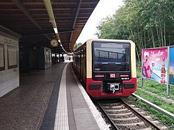 Baureihe 484 -sarjan juna nro 484 003 Humboldthainin asemalla.