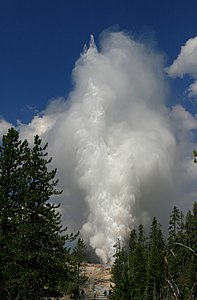 Une éruption majeure du Steamboat Geyser, en août 2018.