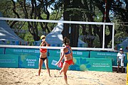 Deutsch: Beachvolleyball bei den Olympischen Jugendspielen 2018; Tag 8, 14. Oktober 2018; Mädchen, Achtelfinale – Bolivien-Puerto Rico 0:2 (18–21/18–21 ) English: Beach volleyball at the 2018 Summer Youth Olympics at 14 October 2018 – Girls Round of 16 – Bolivia-Puerto Rico 0:2 (18–21/18–21 )