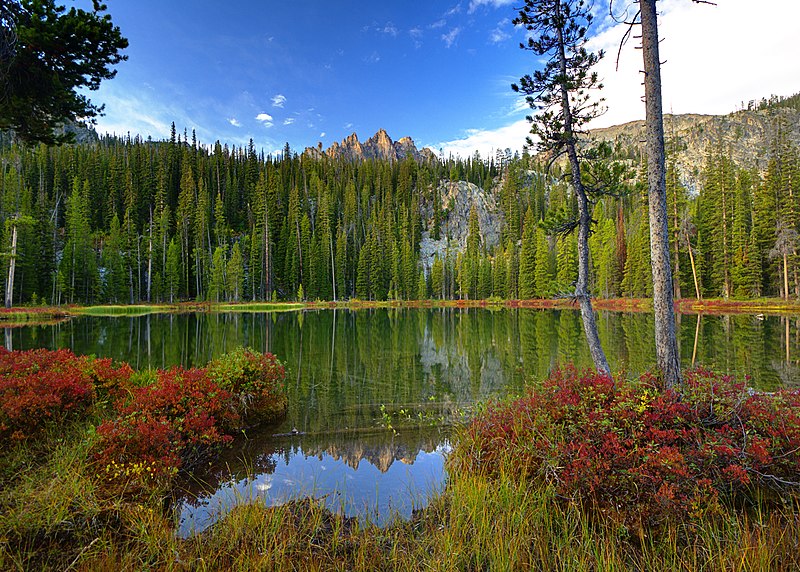 File:Bench Lake puddle and Mount Heyburn.jpg