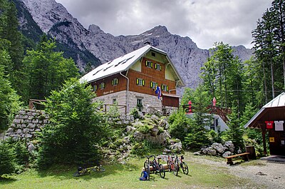 Slika:Berghütte Aljažev Dom Vrata unter dem Triglav (48544639756).jpg