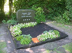 Berlin-Gatow Landschaftsfriedhof Ehrengrab Isang Yun.JPG