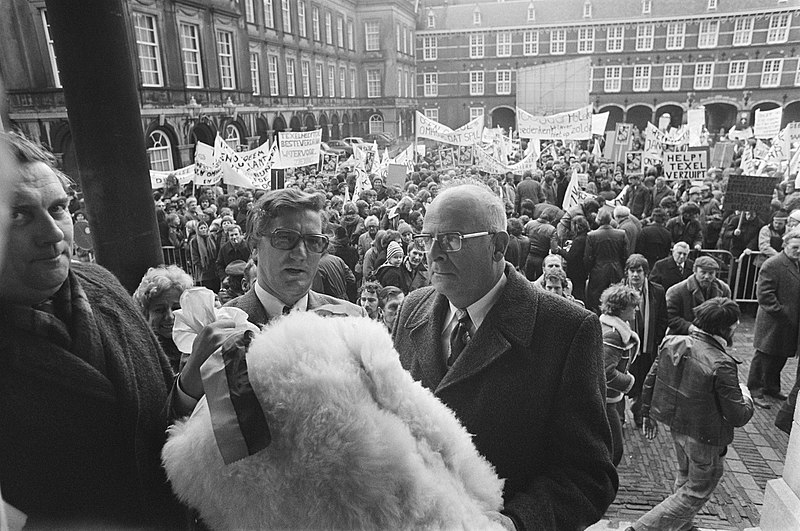 File:Bewoners Texel demonstreren in Den Haag voor verhoging dijken minister Westerte, Bestanddeelnr 928-3836.jpg