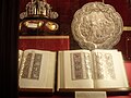 Biblia de San Luis y bandeja de plata (Tesoro de la catedral de Toledo).jpg
