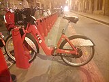 Bicicleta del Bicing aparcada. La veritat és que les fotos eren per documentar que la bicicleta estava ben aparcada, però ja que les tinc les pujo per si serveixen per documentar alguna cosa més, encara que només sigui el canvi de model de bicicleta i de parada que s'estava fent aquests dies. De fet, les fotos ja són històriques perquè la banda vermella pintada a l'asfalt l'estan eliminant a totes les parades només unes setmanes després d'haver estat fetes aquestes fotos.