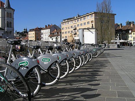 Gradski bicikl u Ljubljani kojeg je prosjeku svakog dana u 2018. koristilo tri tisuću građana, odnosno 1.094.144 vožnji u celoj godini. „BicikeLJ” imao je 58 stanica sa 580 bicikla raspoređeno po gradu