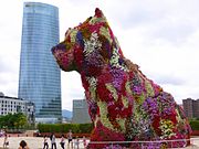 Puppy amb la Torre Iberdrola de fons