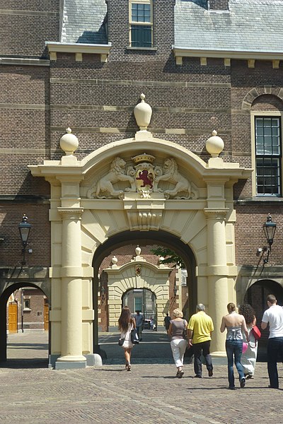 File:Binnenhof Middenpoort.JPG