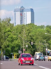 Sachsenallee (B 93 und B 176), im Hintergrund das Bornaer Hochhaus