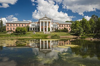 Edifício central do jardim botânico principal da Academia de Ciências da Rússia em Moscou. (definição 3 200 × 2 133)