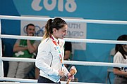 Deutsch: Boxen bei den Olympischen Jugendspielen 2018 Tag 12, 18. Oktober 2018 - Medaillenzeremonie im Fliegengewicht der Mädchen - Gold: Martina La Piana (Italien), Silber: Adijat Gbadamosi (Nigeria), Bronze: Heaven Destiny Garcia (USA); Medaillenübergabe durch Habu Gumel (IOC, Nigeria), Geschenkübergabe durch Dr. Joseph O. Ayeni (Nigeria, AIBA). English: Boxing at the 2018 Summer Youth Olympics on 18 October 2018 – Girl's flyweight Medal Ceremony - Gold: Martina La Piana (Italy), Silver: Adijat Gbadamosi (Nigeria), Bronze: Heaven Destiny Garcia (USA); Medal handover by Habu Gumel (IOC, Nigeria), Gift presented by Dr. Joseph O. Ayeni (Nigeria, AIBA). Español: Boxeo en los Juegos Olímpicos Juveniles de Verano de 2018 en 18 de octubre de 2018 - Ceremonia de la Medalla de peso mosca para niñas - Oro: Martina La Piana (Italia), Plata: Adijat Gbadamosi (Nigeria), Bronce: Heaven Destiny Garcia (Estados Unidos); Entrega de medallas por Habu Gumel (COI, Nigeria), Regalo presentado por Joseph O. Ayeni (Nigeria, AIBA).