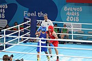 Deutsch: Boxen bei den Olympischen Jugendspielen 2018 Tag 12, 18. Oktober 2018 - Finale Leichtgewicht Mädchen – Junioren-Weltmeisterin und dreifache Juniorinnen-Europameisterin Caroline Sara DuBois (Großbritannien, blau) schlägt Juniorinnen-Asienmeisterin Porntip Buapa (Thailand, rot). English: Boxing at the 2018 Summer Youth Olympics on 18 October 2018 – Girls' lightweight Gold Medal Bout – Caroline Sara DuBois (Grat Britain, blue) wins over Porntip Buapa (Thailand, red). Español: Boxeo en los Juegos Olímpicos Juveniles de Verano de 2018 en 18 de octubre de 2018 - Combate de medalla de oro de peso ligero para niñas - Caroline Sara DuBois (Gran Bretaña, azul ) gana sobre Porntip Buapa (Tailandia, rojo).