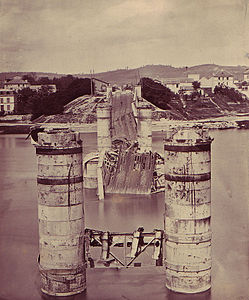 Le premier pont ferroviaire d'Argenteuil après sa destruction par le génie militaire français en 1870.