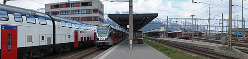 Drei Züge im Bahnhof Buchs. Links IR 13 der SBB nach Chur, in der Mitte S4 der SOB nach St. Gallen und rechts ein Railjet nach Zürich.