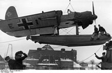 Un Arado Ar 196 viene caricato a bordo di una nave, Norvegia, 1942.