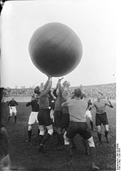 Auch Sportver­an­staltungen mit eher unterhaltendem Charakter fanden im Deutschen Stadion statt