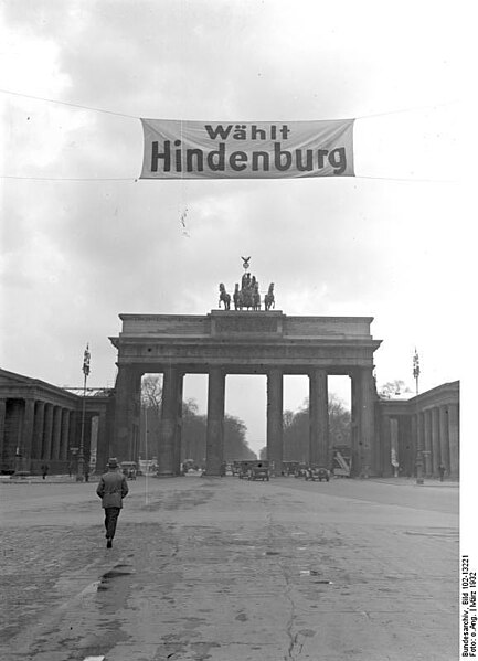 File:Bundesarchiv Bild 102-13221, Berlin, Brandenburger Tor, Wahlplakat.jpg