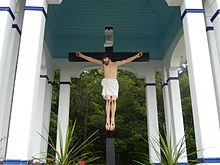 En polykrom skulptur af Kristus på korset