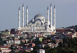 Изглед към Чамлъджа джамия от Босфора