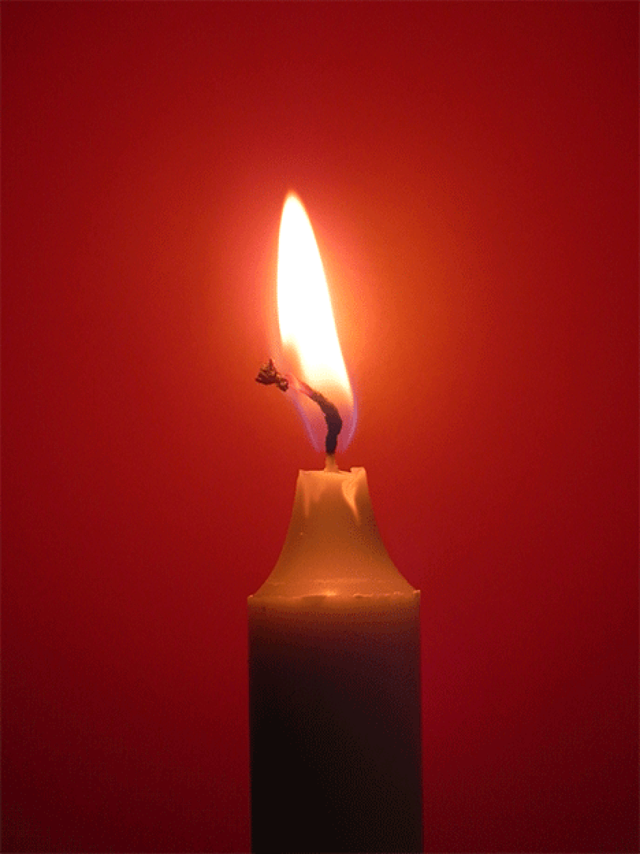 Горящая свеча. Горящие свечи. Свеча памяти. Свеча анимация. Горящая свеча 22.03 2024