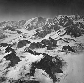 Capps dan tiga serangkai Gletser, lembah gletser, bergschrund, dan aretes memisahkan gletser, april 26, 1969 (GLETSER 6449).jpg