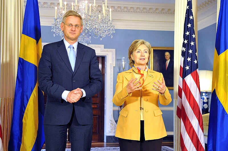 File:Carl Bildt and Hillary Clinton.jpg