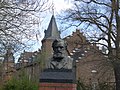 Schurz-Denkmal in Liblar mit Schloss Gracht im Hintergrund