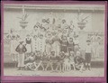 Retrat d'un grup escolar de nenes i nens al carnestoltes. Mida: 16´5 x 23 cm. Font: Arxiu Nacional de Catalunya.