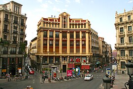 La “plaza” seccionada por la Carrera de San Jerónimo, que viene (por la derecha) desde la Puerta del Sol.