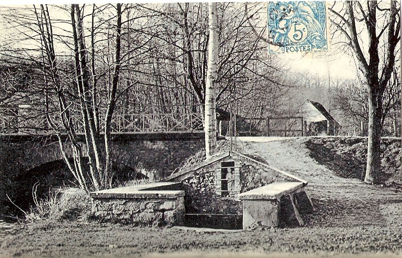 File:Carte postale de la Fontaine miraculeuse de Verlin (France) avec la sculture disparue.jpg