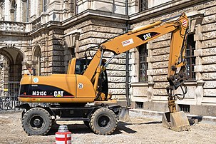 Une pelle mécanique hydraulique à pneus Caterpillar. (définition réelle 3 000 × 2 000)