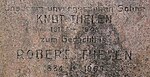 Inschrift des Grabmals für Robert Thelen und seinen im Zweiten Weltkrieg gefallenen Sohn Knut