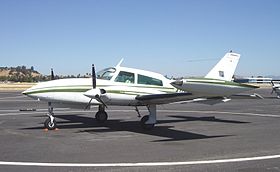 الطائرة المنكوبة نفسها في مطار توررانسي الدولي بمدينة توررانسي في 12 يوليو 1966